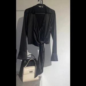 Topp  - Topp från chiquelle med knytdetalj och knapp som man bara trycker åt på insidan i stl S.  Hör av er vid intresse!  Mvh 