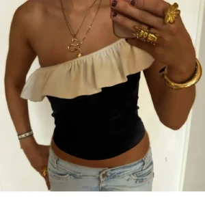 Jättesnygg volangtopp - Jätte fin volangtopp från hm!💗 Inte mina egna bilder, fråga privat för egna💕 Använt den max två gånger. Storlek Xs.