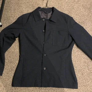 Overshirt - Tja, säljer denna fetta overshirt. Använd typ 2 gånger, så är i nyskick!!  Säljer den pågrund av att jag inte använder den. Jag är 183 och passar mig perfekt! Ny kostar runt 1500, jag säljer för 1000! Slå en 🛎️ om du undrar något!!