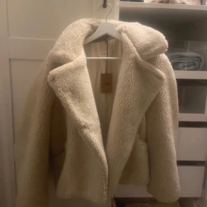 Teddy jacka - Superfin teddy-jacka från H&M, köpt på Sellpy och har själv aldrig använt den då den inte passade mig!