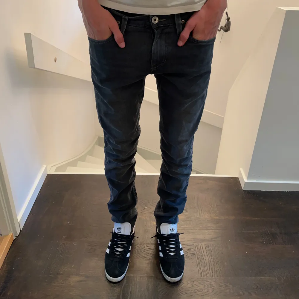 Tja säljer nu mina gamla lee jeans. Jeansen är i väldigt bra skick utan några defekter. Har du några frågor eller funderingar hör av dig.. Jeans & Byxor.