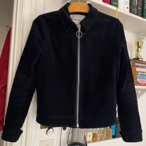 Jacka i Manchester  - Jacka i blå Manchester från Carin Wester 🦋 