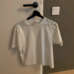 Vit topp från vila.  - Jötte fin topp med fina detaljer.