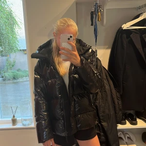 8848 Jacka - Vinter jacka i väldigt fint skick som är köpt för 3000 kr.  Inga repor eller rispor och glansen på den är kvar. Den har en defekt längre ner på jackan men inget man lägger märket till💞 (((priset kan diskuteras)))  ❤️❄️
