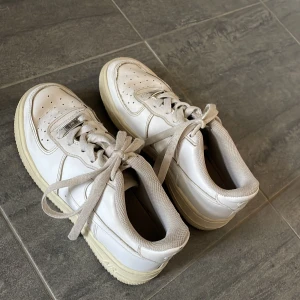 Skor - Säljer dessa Nike air force 1 som jag köpt för några år sedan så de är lite slitna med ser helt okej ut