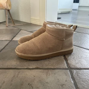 uggs liknande skor - säljer dessa när jag köpt nya. väl använda men funkar fortfarande jättebra. storlek 41 💕