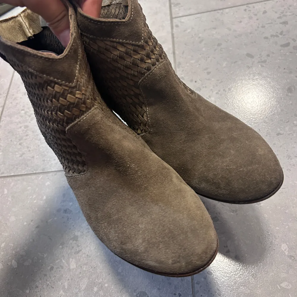 Maje boots med klack  Supersnygga säljer pga för stora.  Material: mocka . Skor.