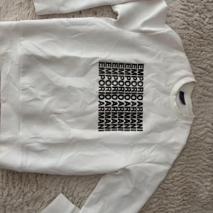 Armani Sweatshirt - Vit Emporio Armani sweatshirt storlek M. Använt 2 gånger. 