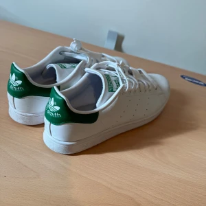 Adidas Stan smiths  - Storlek 44. Köpte cirka 4 månader sen men har använts runt 3-5 gånger. Ser fräscha ut och riktigt bra skick