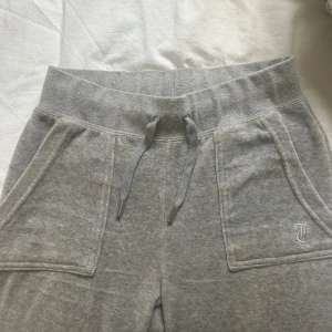 Juicy mjukis - Säljer dessa juicy mjukis i bra skick, uppsydda själv(se sista bilden), men väldigt lätt att ta bort och få dom längre igen🙏🏻