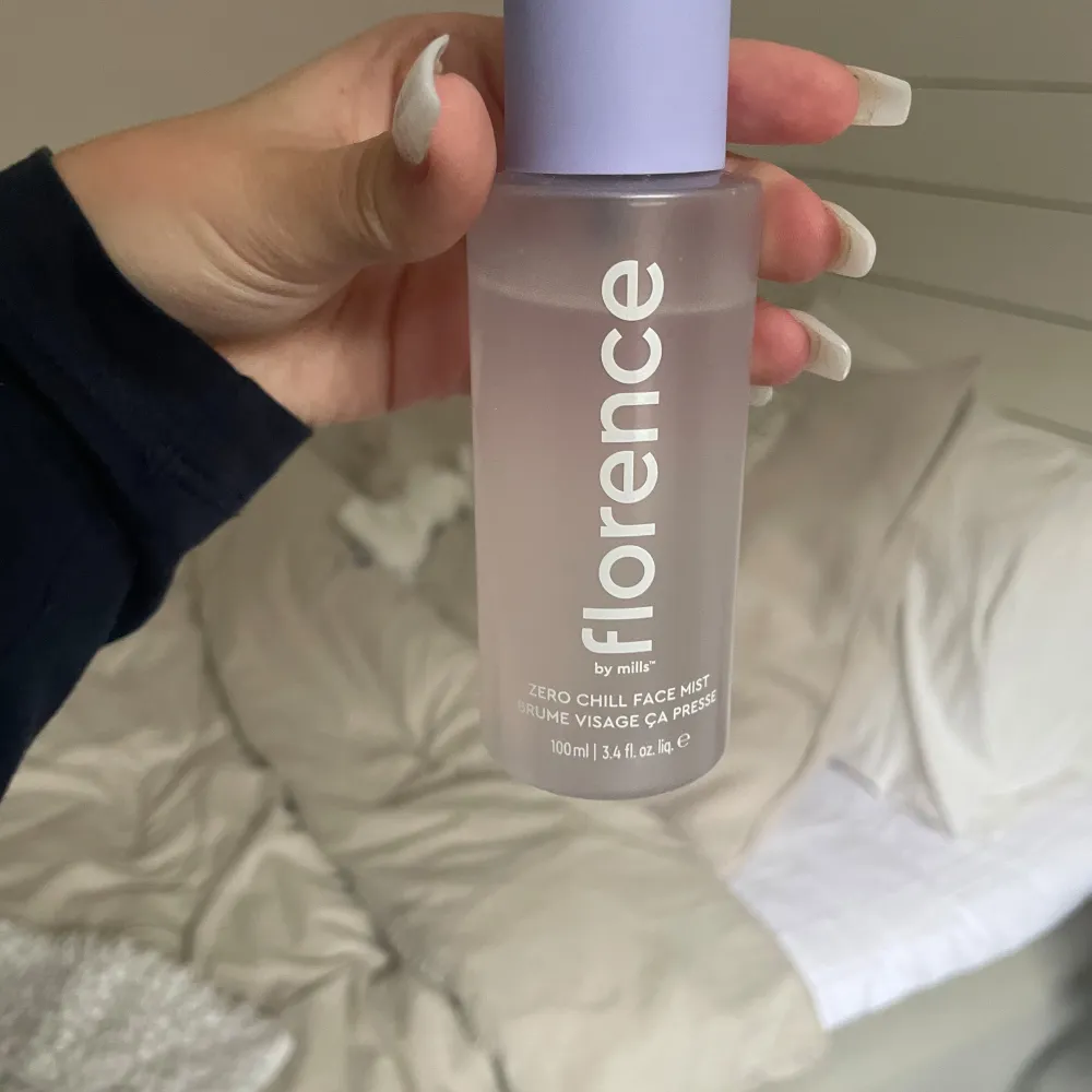 Säljer en superfräsch Zero Chill Face Mist från Florence by Mills. Flaskan  rymmer 100 ml men den är lite använd. Perfekt för att ge ansiktet en snabb uppfräschning när som helst under dagen. Perfekt för att hålla huden återfuktad . Skönhet.