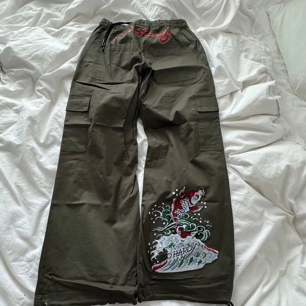 Jättefina low waist ed hardy cargos 😁 köpta för 1000 och säljer för ungf 399! Aldrig använda . Jeans & Byxor.