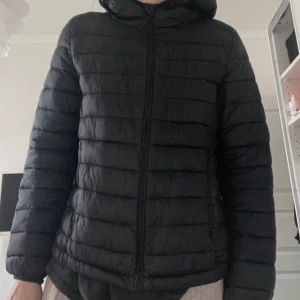 Svart jacka - Den är i bra skick förutom där i ärmen.