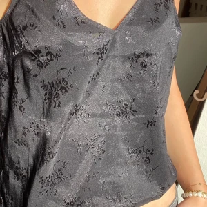 Svart linne - Svart satinliknande linne med blommor💕