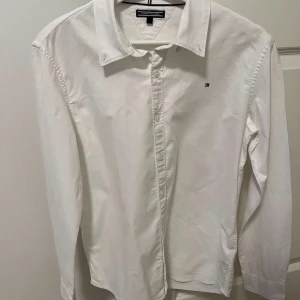 Tommy Hilfiger Skjorta - Säljer min super fina Tommy Hilfiger skjorta. Skjortan är knapp använd och i storlek XS. Mitt pris är 200kr