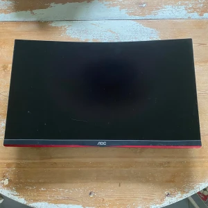 AOC skärm curved 144Hz - Säljer nu min fina skärm som är mycket bra och prisvärd! Den är välvd och har en prestanda på 144Hz. Stativ och sladdar medkommer.