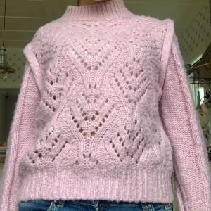 Rosa stickad tröja💗 - Säljer denna jätte mysiga tröja som passar perfekt nu till hösten och vintern. Står storlek L men passar mig som brukar ha s💗