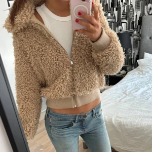 Teddy jacka  - Säljer min Teddy jacka i svart. Kan sänka priset vid snabb affär 