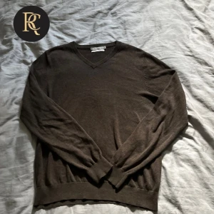 V-Ringad Tröja - Säljer denna riktigt stiliga v-ringade tröjan från Dressmann i ett nästan helt nytt skick, den är i storlek M men passar också en S Hör av er för fler frågor!🤝