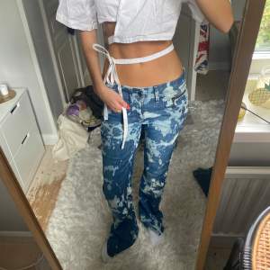 Säljer mina sååå coola, egengjorda tie dye jeans. Köpta second hand och sparsamt använda🫧