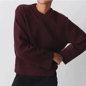 Stickad tröja  - Vinröd stickad tröja från Gina, helt slutsåld. Inga difekter😊