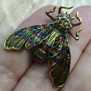 Brosch - Vacker färgglad fluga insekt - Den här broschen i form av ett vackert flygfä / fluga är ca 4 × 3.5 cm, oanvänd. ✨️Titta igenom alla mina upplagda och köp fler saker i bundle för att spara på frakten och få allt du köpt i ett och samma paket✨️