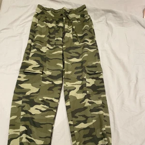 Cargo Camo byxor  - Super fina cargo byxor med camo print 🥰 skriv för bilder & mått!❤️❤️(litet hål i en av fickorna men annars inga problem💕)