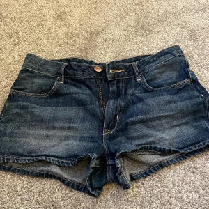 Jeans shorts 💕 - Jätte fina jeans shorts i storlek 158 från hm.Säljer pågrund av att jag inte använt dem.Dom är i fint skick och har inga synliga skador!💕💕