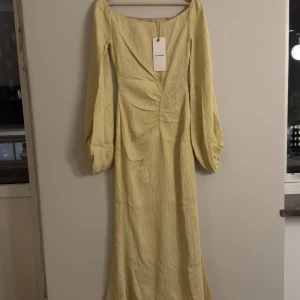 Reno maxi dress yellow 36 - Reno maxi dress strl 36, gul. Fiiiinaste klänningen men tyvärr lite för tight på mig som annars bär 38 i adoores klänningar. Går att ha både på axlarna men även off- shoulder. Detaljerna vid midjan skapar en otroligt vacker form!💛💛💛 slutsåld!