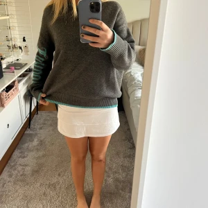 Lululemon kjol - Säljer en så sjukt najs vit kjol från Lululemon. Så fin och bra skick, man ser också så brun ut😍😍 Storlek 6 vilket jag tror motsvarar storlek S. Köpte för 900kr från Lululemon butiken och säljer nu för 500kr pga att jag inte använder den💕🤍