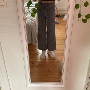 Grå Högmidjade luftiga byxor -  högmidjade ge byxor 