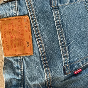 Levis jeans  - Säljer min brors oanvända Levis jeans! Superbra skick! Både tjejer och killar kan använda!