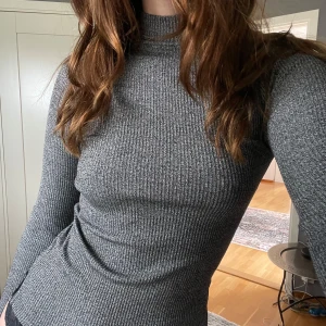 Polotröja - Polotröja i ribbat material, jättefint skick