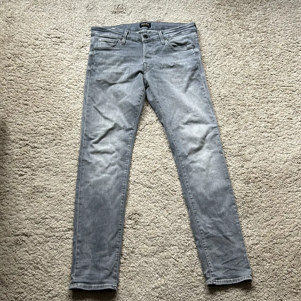Säljer nu ett par fräscha jeans från jack n Jones som är använda 3 gånger och är i nästintill nyskick.. Farkut & Housut.