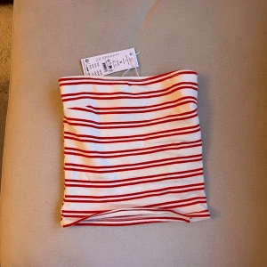 Tubtopp från Gina tricot med prislapp kvar  - Enbart provad