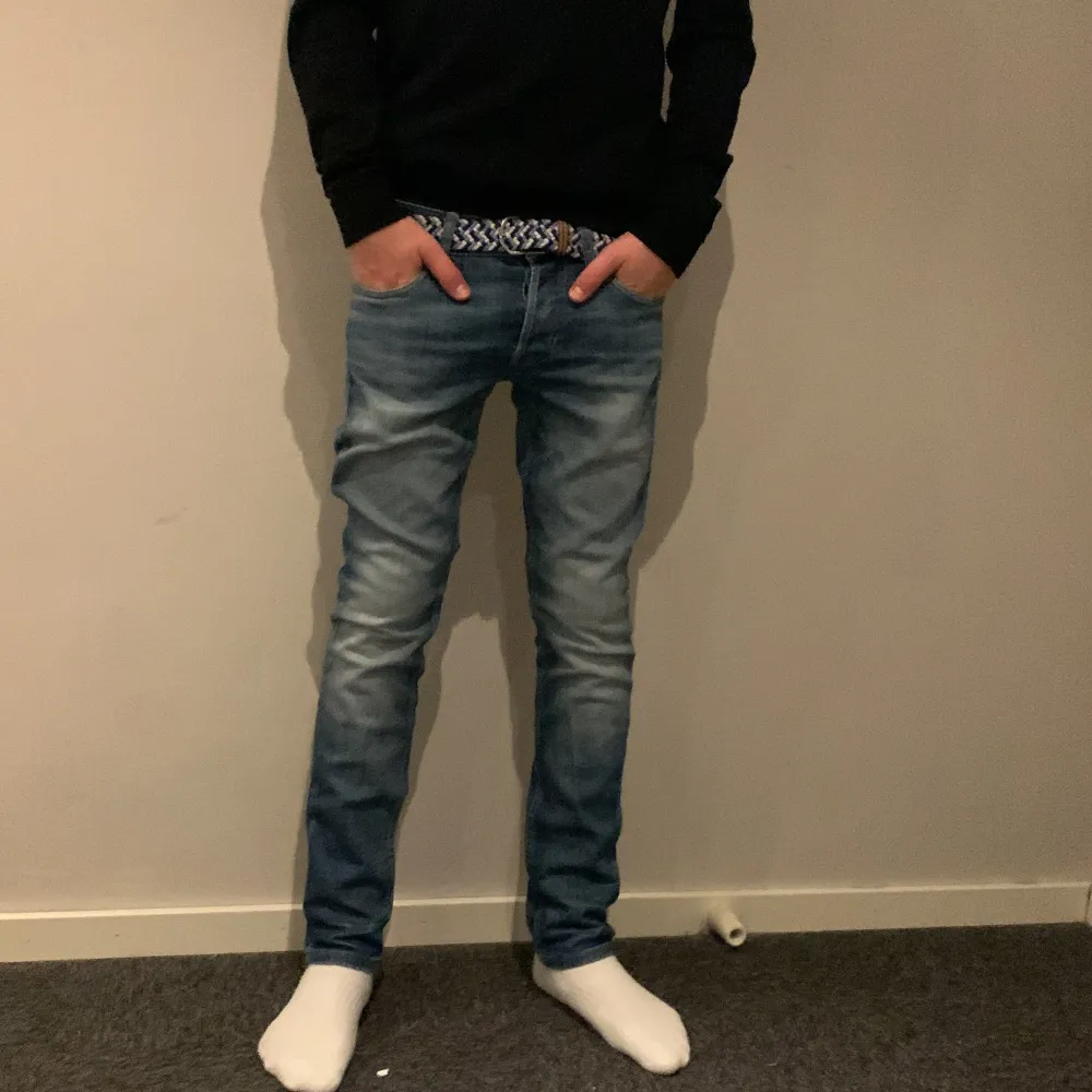 Säljer dessa riktigt feta Jack & Jones jeans i storlek 27/30. Skick 10/10 inga defekter. Vid frågor eller funderingar är det bara att skriva.. Jeans & Byxor.