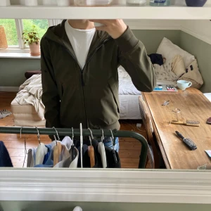 Stone Island light soft shell-r jacket - Stone Island jacka i mycket bra skick och perfekt jacka till hösten! Jackan har används max under en måndag och ser helt ny ut. För mig är jackan lite för liten, jackan skulle passa bättre för någon som är 180 cm eller mindre. Nypris för jackan 7000.