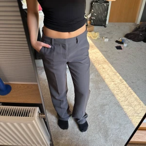 Kostymbyxor NELLY - Gråa kostymbyxor från nelly i storlek 34. Aldrig använda. Hör av er för frågor!!!