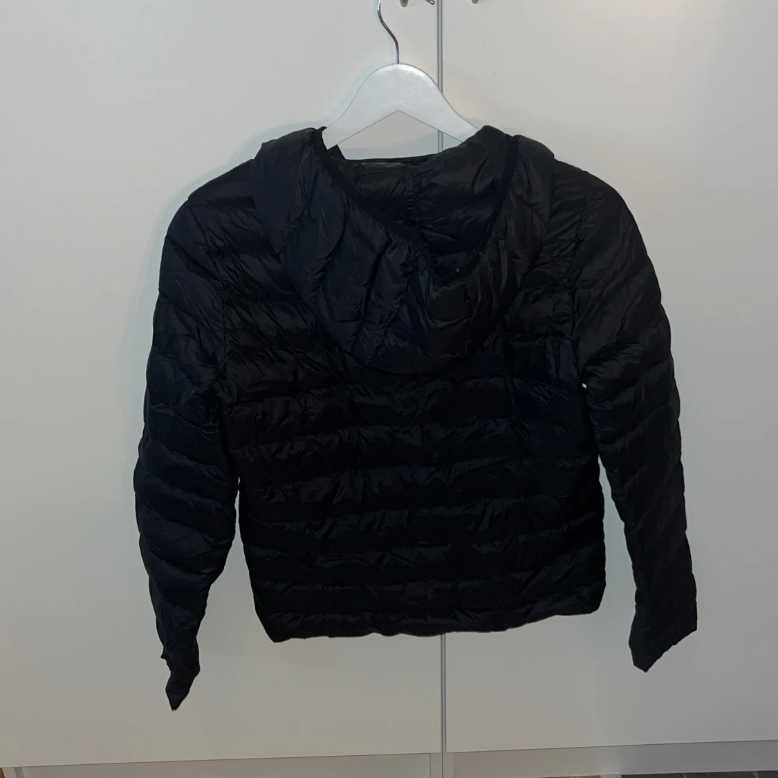 Tunn svart dunjacka - 90