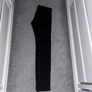 Replay jeans  - Ett par svarta Replay Jens i fint skick! Storlek W31 L36, jeansen säljs för 499kr!skriv vid frågor🙌🏼 