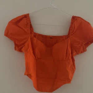 Orange korsett tröja  - Jag älskade denna tills den blev för liten för mig. Den sitter jätte fint på men jag har inga bilder. Korsetten köptes på hm gör två år sedan passar både XS och XXS
