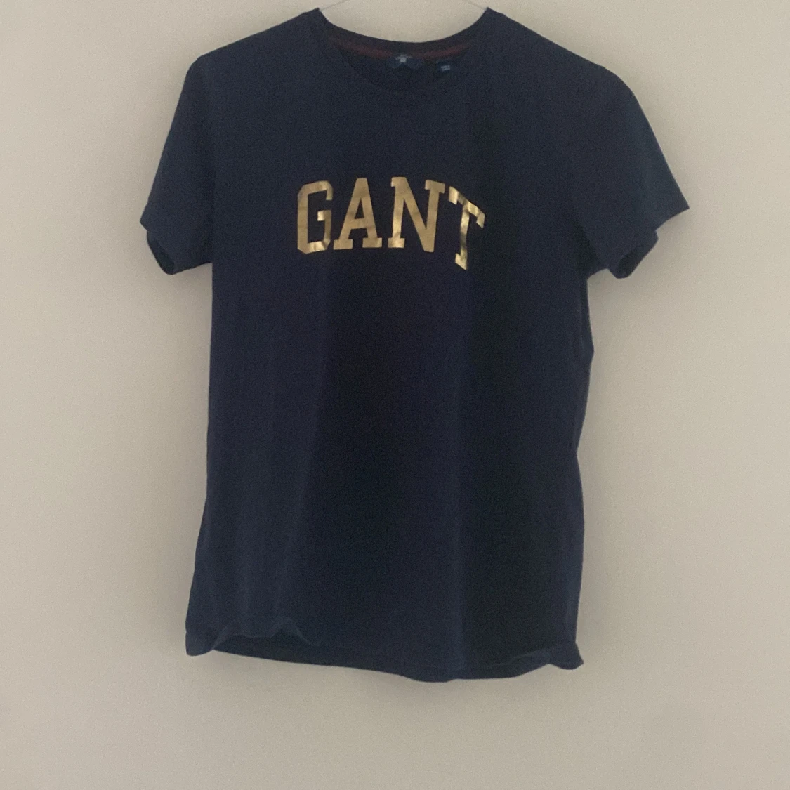 Mörkblå gant tröja med guld bokstäver