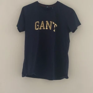 Mörkblå gant tröja med guld bokstäver  - Aldrig använt men den är jätte fin och i helt ny skick, storleken är xs och s går också 