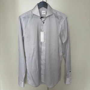 John Henric skjorta  - Helt ny john Henric skjorta i storlek 37 som motsvarar S/M ungefär! Skjortan kommer med tags på! Nypris 999 vårt pris 299! Skriv vid frågor🙌🏼