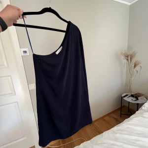 One shoulder klänning  - One shoulder och sen som en ”mantel” över vänstra armen och går ner på ryggen! Köpt för 530 kr, använd en gång 💛
