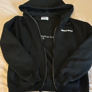 Elegant hoodie  - Säljer en väldigt elegant och Classy Oversize hoodie med storlek L. Hoodie är en svart hoodie med en väldigt fin tryck på ryggen och en lite på framsidan. En väldigt populär märke , Multiplay