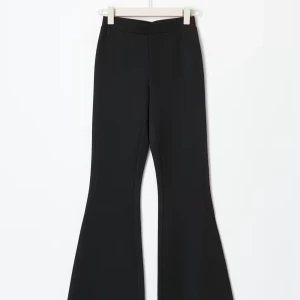 Ginatricot flare pants S - Bra skick och inga skador vad jag kan se😊skön kvalitet 