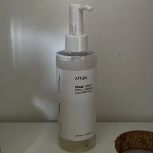 Anua Heartleaf Pore Control Cleansing Oil - Ungefär 50% använd olje ansikts rengöring som säljs pga att den inte passade min hudtyp. Tar bort smink och orenheter från huden. Nypris 289 kr (källa: lyko där jag köpte den ifrån) 