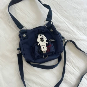 GGL väska - Väska från GG&L! Dragkedjan funkar fint, men haspen har gått av (se bild 3) 💫