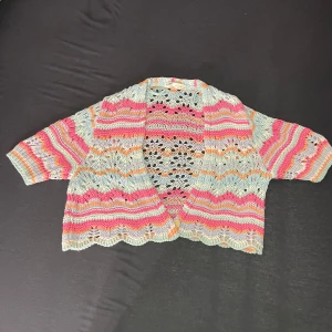 Virkad kofta  - Väldigt somrig kofta med färgglada detaljer 